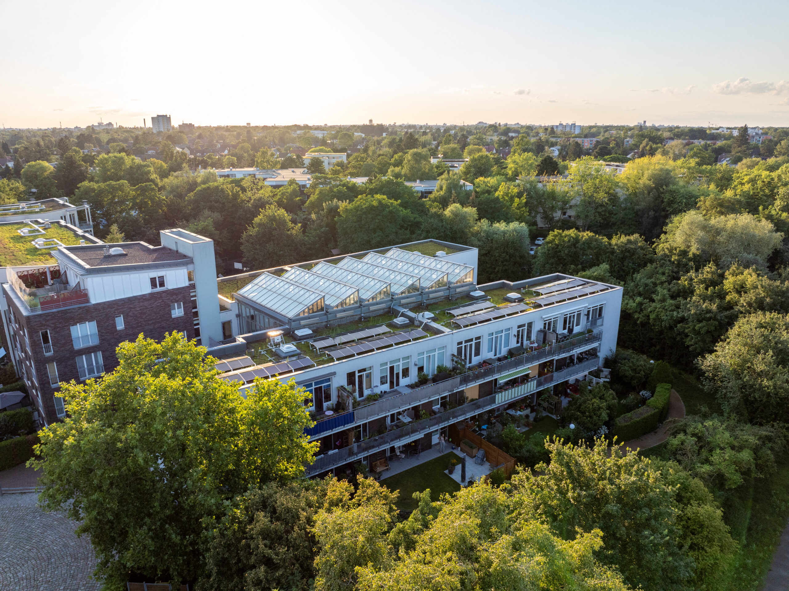 Innovatives Mieterstromprojekt in denkmalgeschützten Wohnanlagen: Berliner Wohnungsgenossenschaft treibt Klimaneutralität voran