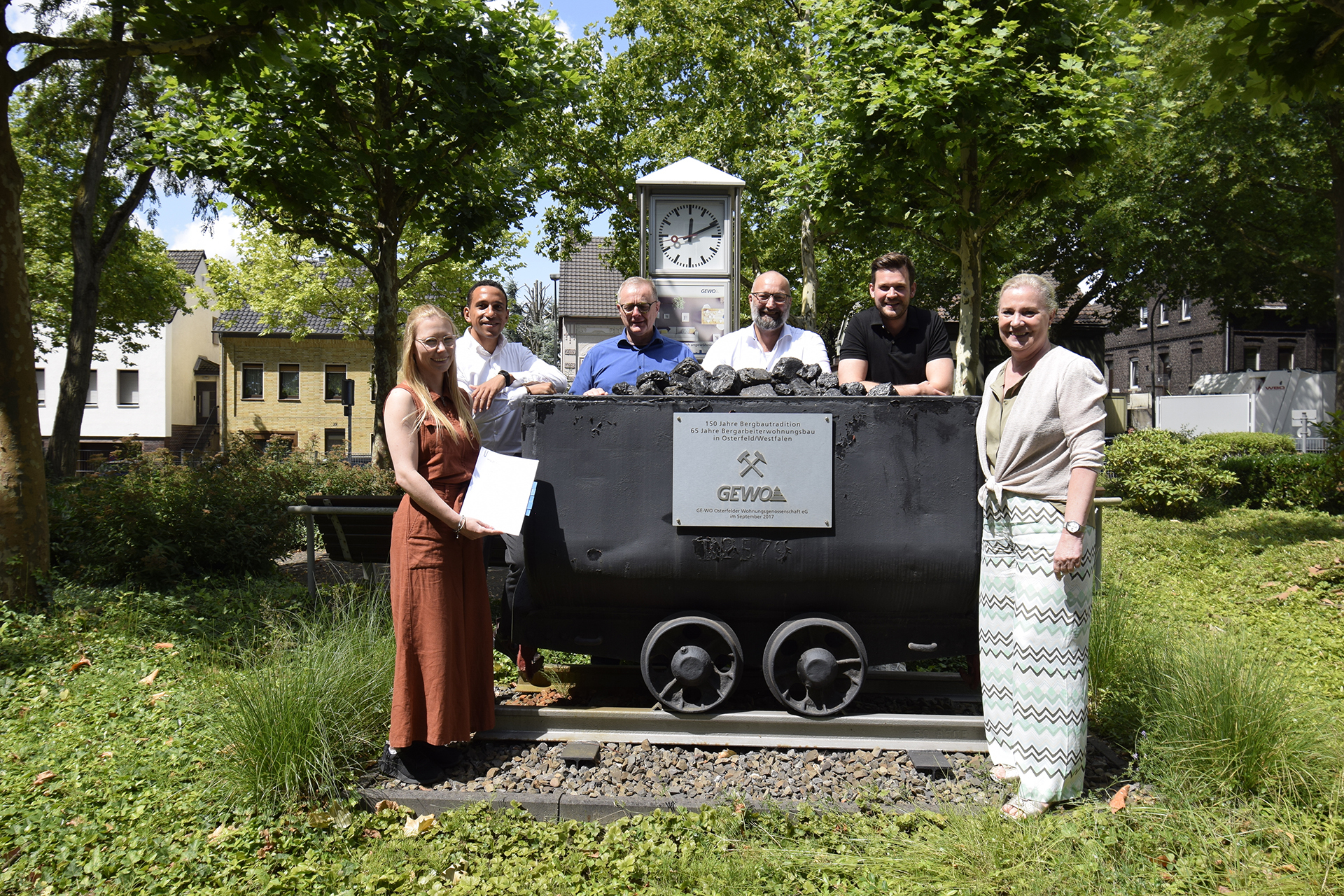 Foto zeigt eine Gruppe mit sechs fröhlichen Personen.