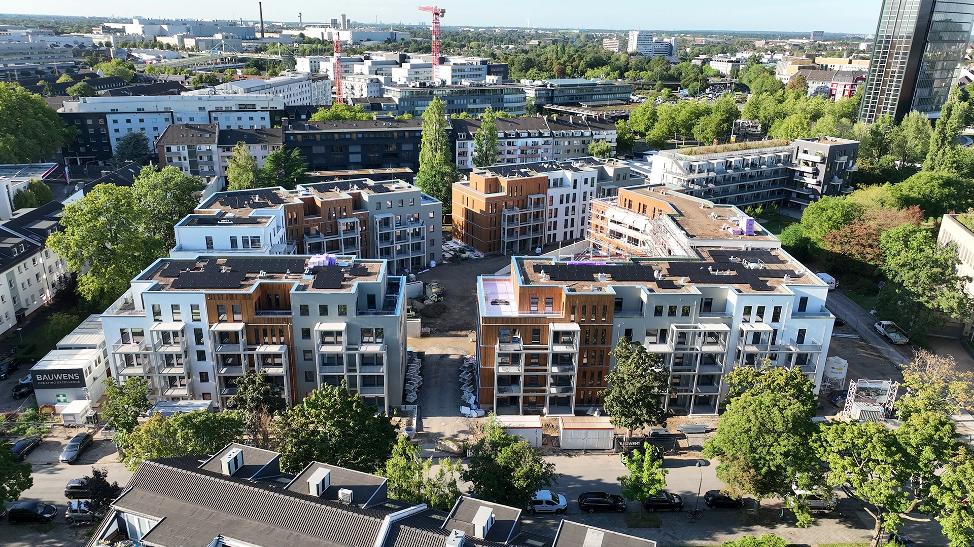 Eine Siedlung mit Mehrfamilienhäusern und PV-Anlagen.