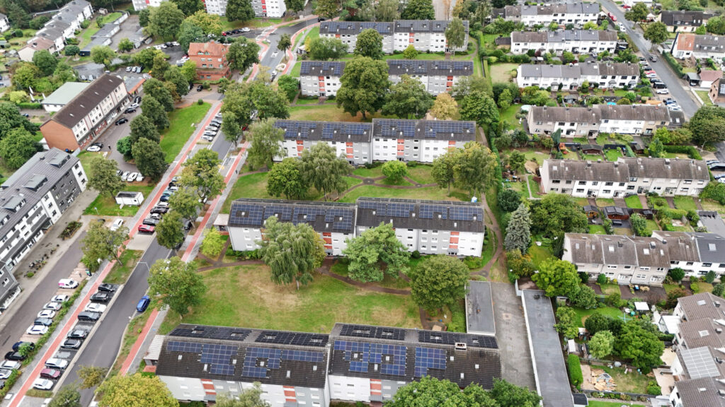 Zwei Monate nach Startschuss: Erste Wohnbau-Haushalte in Voerde sparen mit eigenem Solarstrom